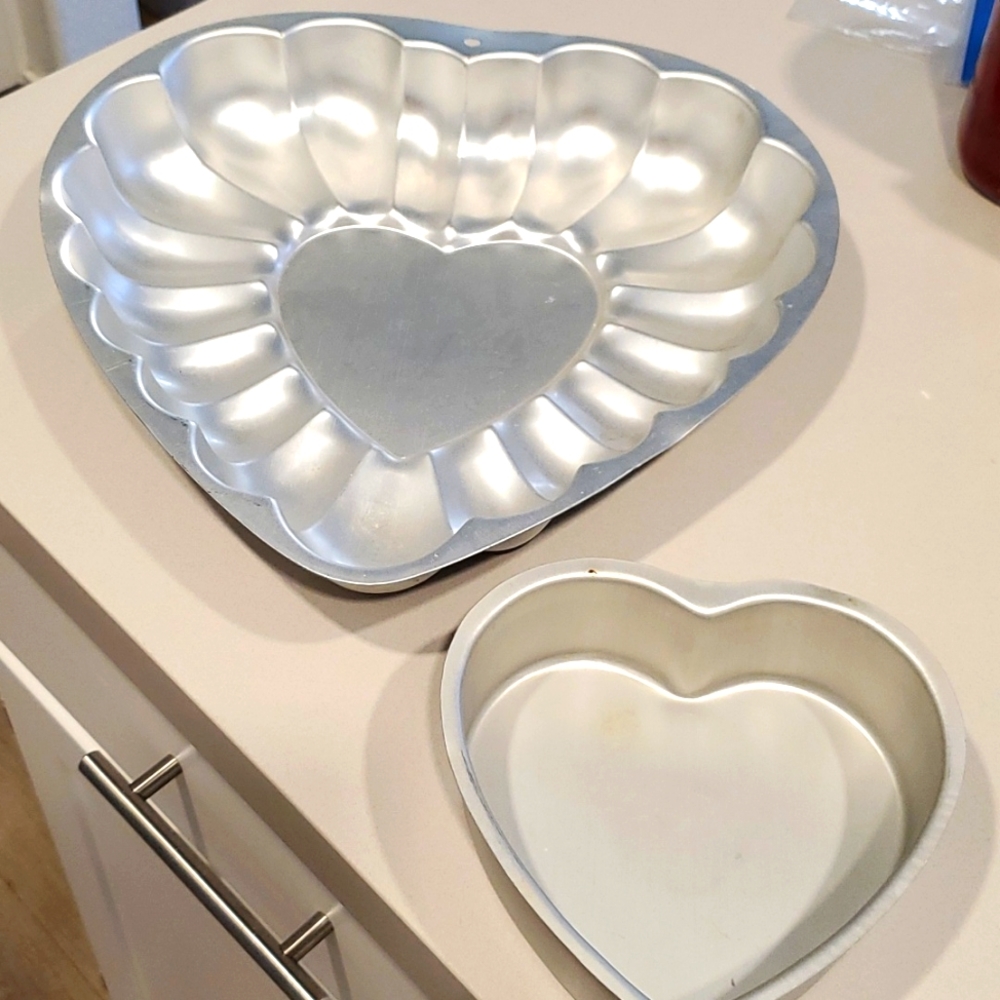 Wilton heart-shaped cake pans. Mixed set of 2 =1- 12" fluted 1- 6in straight